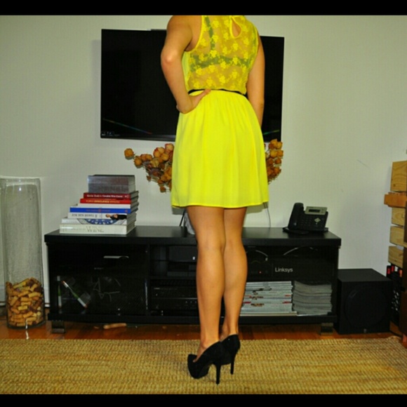 Stylish yellow dress and FREE black belt - Picture 3 of 3