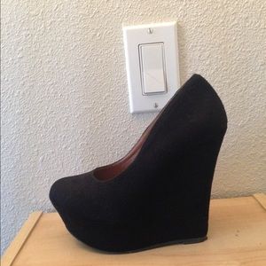 Black wedges