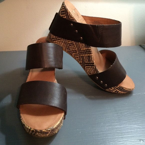 Lucky brand heels hardly worn!