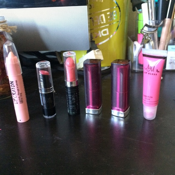 Bundle of 5 lip sticks & 1 lip gloss - Picture 1 of 3