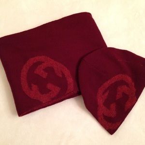 100% AUTH Gorgeous Gucci Scarf and Hat - Maroon