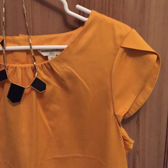 SALE🎊 Silky Yellow Banana Republic Cap Sleeve Top