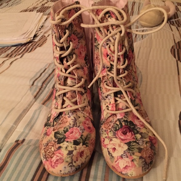 Flowery boots