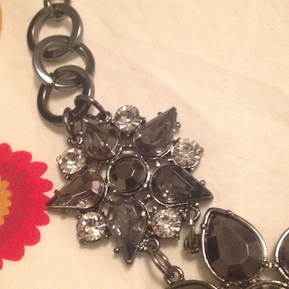 Statement necklace in gunmetal - Picture 3 of 4