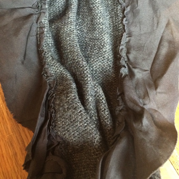Ruffle scarf - Picture 2 of 2