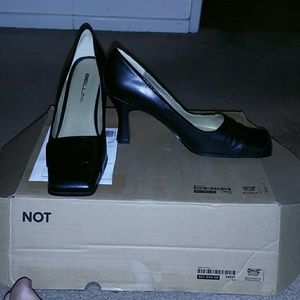 Low heel comfy shoes