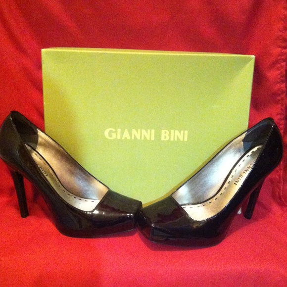 Gianni Bini black heels