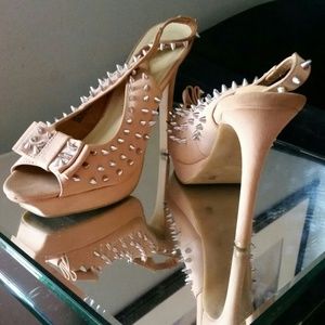 Spiked nude peep-toe pumps