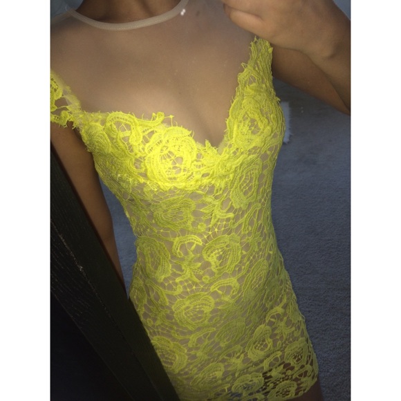 🔥🎉🎊 Elegant Yellow Laced Dress (S) 🔥🎉🎊