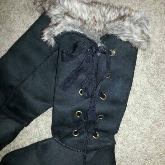 Old Navy boots with faux fur - Picture 2 of 2