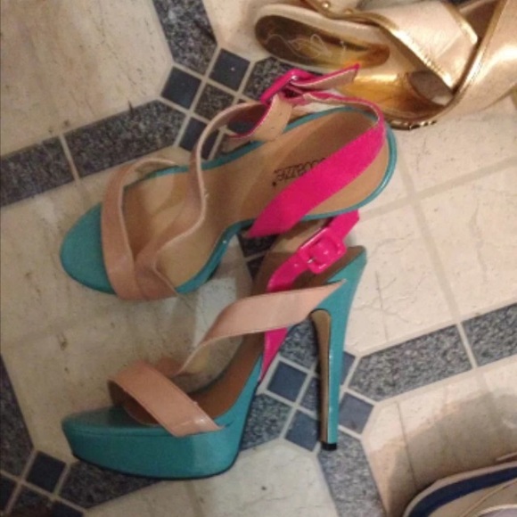 Shoe dazzle multicolor pump sz8