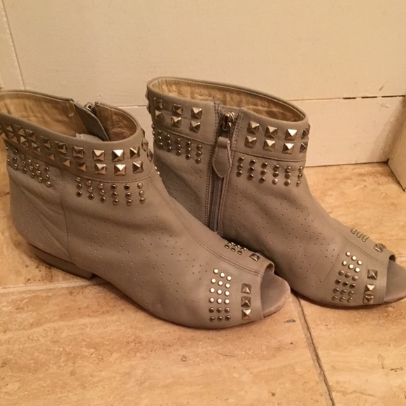 POUR LA VICTOIRE - Stud Peep Toe Ankle Boots