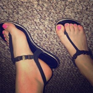 GUESS black and rose gold thomg sandals ⚫️🔶