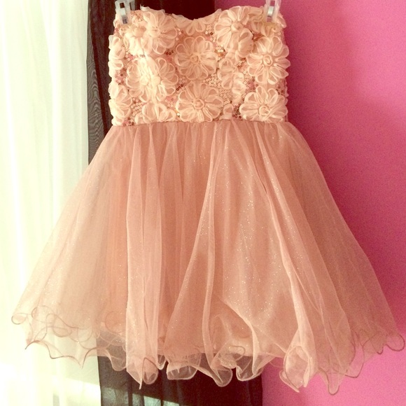 Speechless Dresses & Skirts - Sparkle pink puff dress!