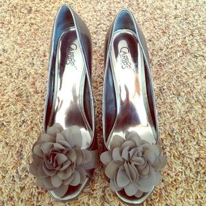 Gray heels with adorable flower detail!