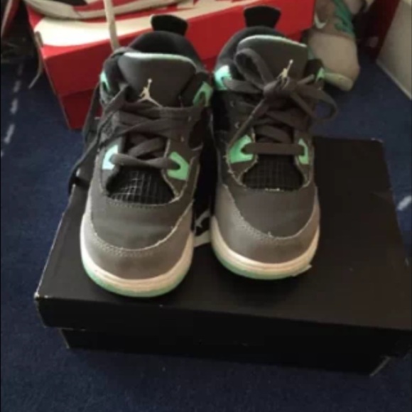 🔴🔴 SOLD 🔴🔴Toddler green glow Jordan's