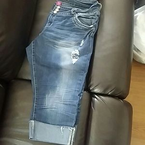 Distressed jean Capri