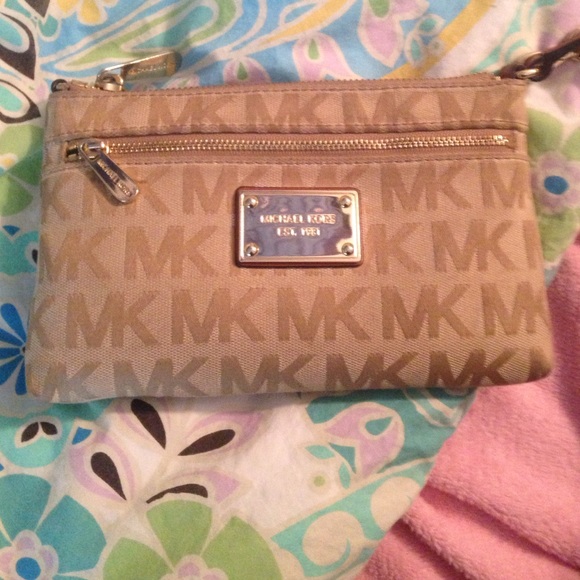Michael kors wristlet