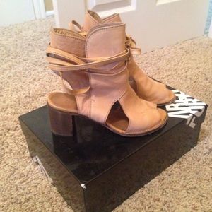 Area forte , tie back cut out  booties