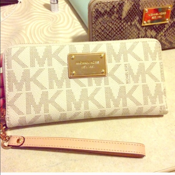 Michael Kors Continental signature vanilla wallet