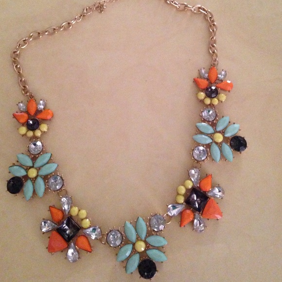 FromGina's closet to u FlowerDrillCrystal necklace - Picture 4 of 4