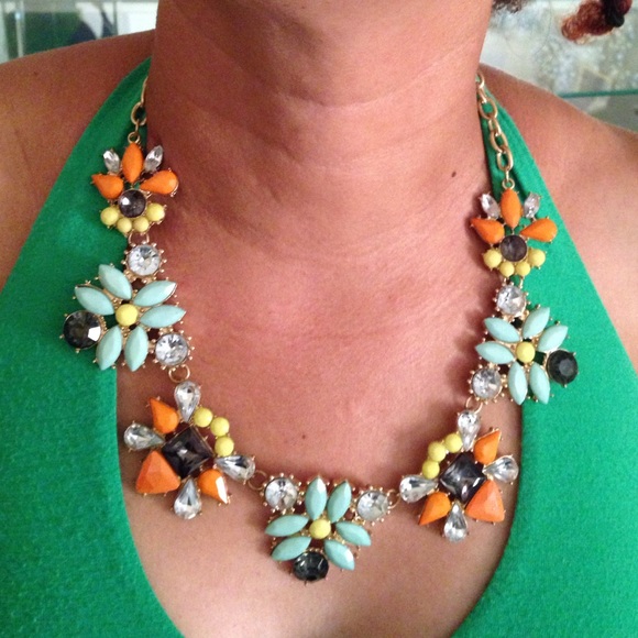 FromGina's closet to u FlowerDrillCrystal necklace - Picture 1 of 4