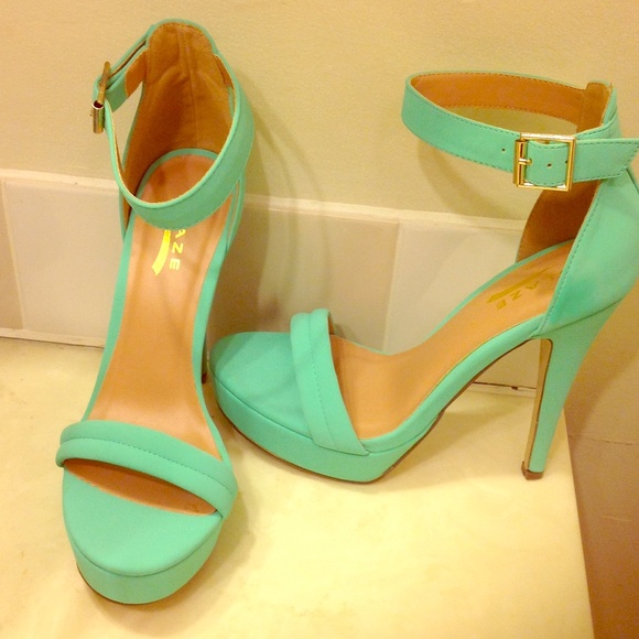 ☆lowest price☆ Sexy and sleek open toe heels.