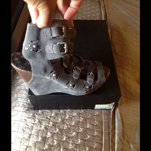 Suede wedged sandal....SEXYYYY