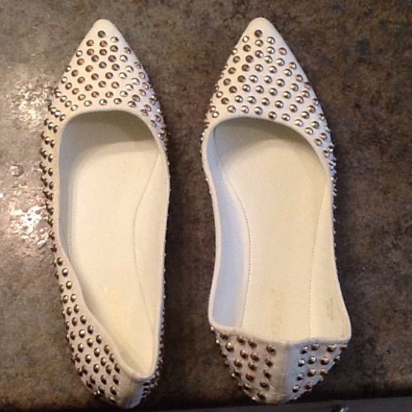 Shoe dazzle white studded flats