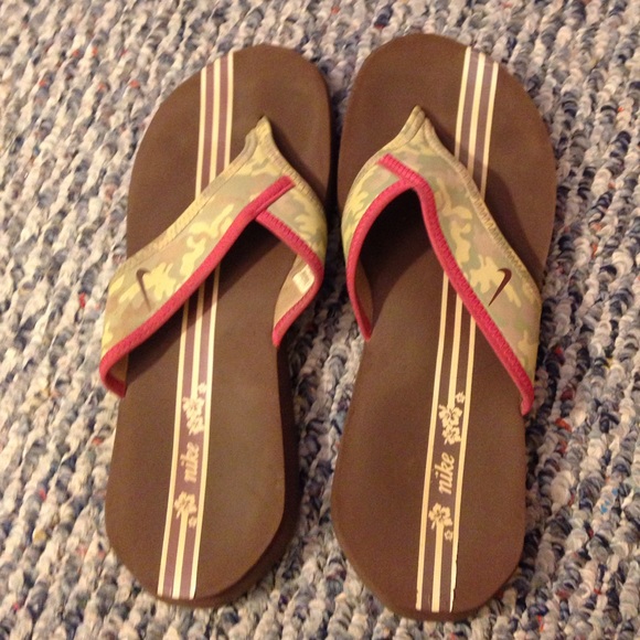 Brand new nike flip flops.