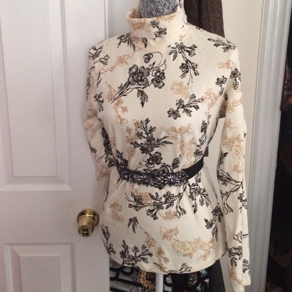 Tops - "SALE" Fancy Cream Floral Top SzM