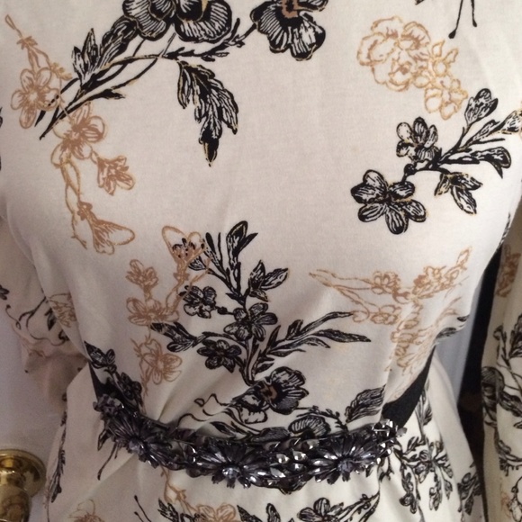 "SALE" Fancy Cream Floral Top SzM - Picture 2 of 4
