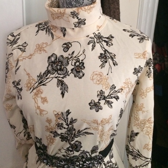"SALE" Fancy Cream Floral Top SzM - Picture 3 of 4