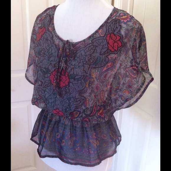 Beautiful floral print blouse - Picture 2 of 4