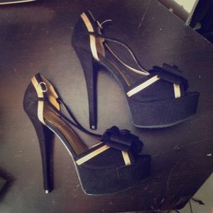Never Worn!! Black and Gold Pumps