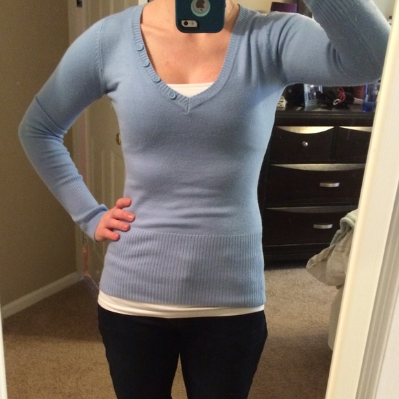Baby blue v neck Knitted from a fine blend of % cotton yarn, this light-weight baby blue v-neck sweater makes a handsome layering option when the temperature starts to .
