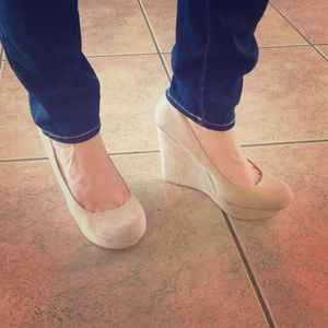 🎉2hr Sale🎉 Beige suede platform wedges