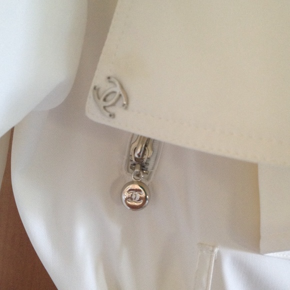 BEAUTIFUL white Chanel Boutique trench - Picture 2 of 4