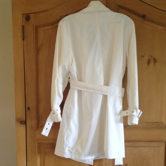 BEAUTIFUL white Chanel Boutique trench - Picture 3 of 4