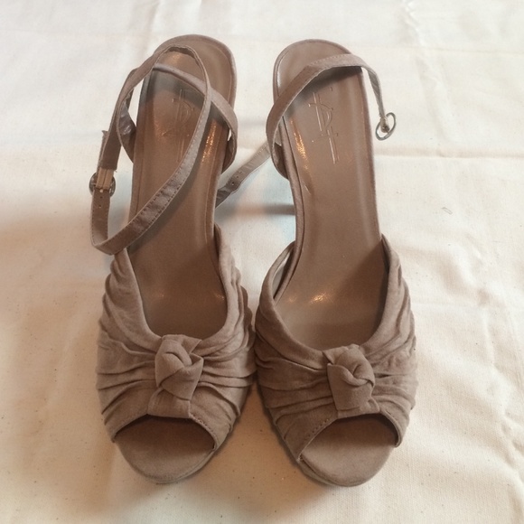 Nude platform pumps / heels with ankle straps