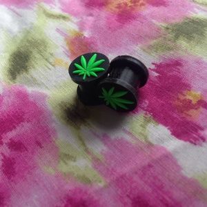 BRAND NEW silicone pot leaf plugs 00G