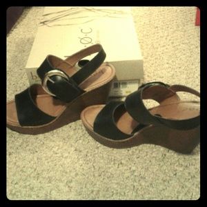 Black/brown Alondra wedges with buckle!
