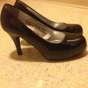 Black pumps