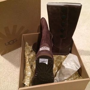 Sz 6 UGG W LOW PRO BUTTON BOOT CHOCOLATE BNWT