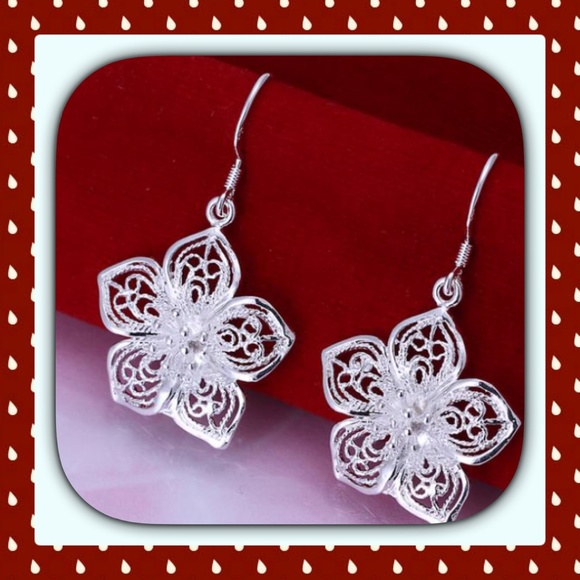 Jewelry - 🆕925 Silver Flower Earrings