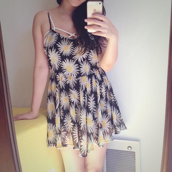 💌SOLD💌 Brandy Melville Daisy Piper Dress - Picture 3 of 3
