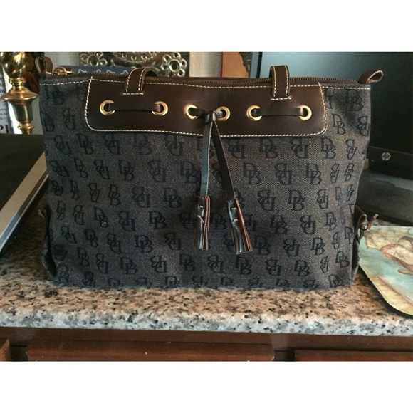 DOONEY & BOURKE - Large Tassel Top Zipper Tote