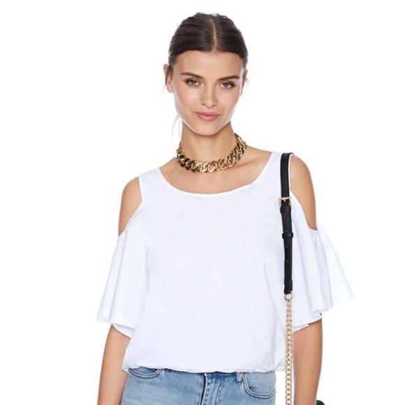 In a Flutter open shoulder top MAKE ME AN OFFER!