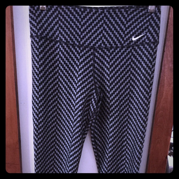 NEW LOWER PRICE✨✨✨Nike Dri Fit running Capris
