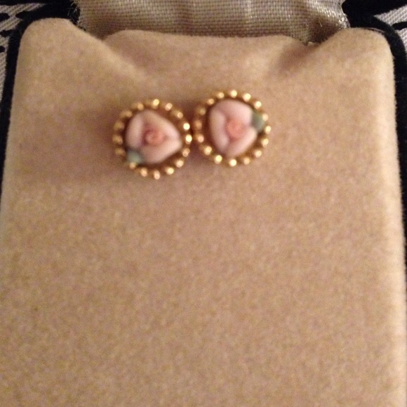 Rosette studs - Picture 1 of 2